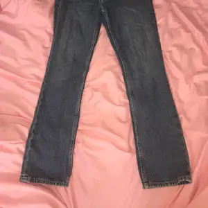 Mina gamla älsklings jeans ,säljer pga att jag gått upp i vikt. Dom var rätt så mörka innan men har blekt dom lite. 🤍