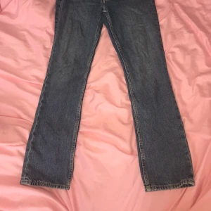 Utsvängda/raka jeans  - Mina gamla älsklings jeans ,säljer pga att jag gått upp i vikt. Dom var rätt så mörka innan men har blekt dom lite. 🤍