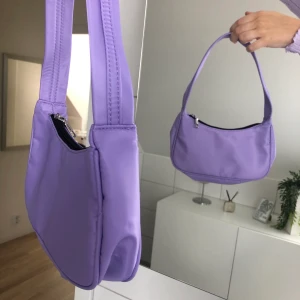 Trendig baugetteväska!  - Helt ny väska i sen superfin färg! Säljes då den inte har kommit till användning hos mig, 150kr + frakt 💗