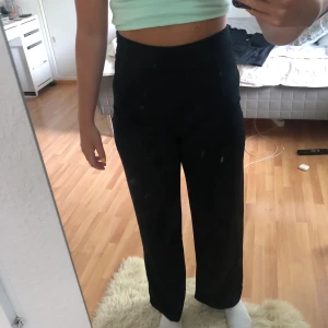 Kostymbyxor  - Ett par svarta kostymbyxor ifrån BikBok i storlek 34. Finns en dragkedja längs kanten på byxorna. Mycket bekväma💗