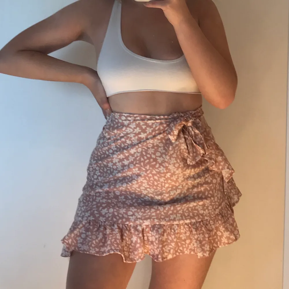 Jättesöt rosa kjol med volang och knytning på sidan! Har använt den en gång, och känner nu att den inte riktigt är min stil längre så säljer den😚. Kjolar.