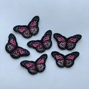 Tygfjärilar att stryka på.  - Säljer dessa tygfjärilar som man kan stryka på. De kostar 19kr styck+11kr frakt. Man kan även köpa till en fjäril till ett tie dye linne:) då kostar det bara 15kr extra utöver linnet. 4 st kvar. Vid köp av alla kostar de 15kr styck plus 11kr frakt.