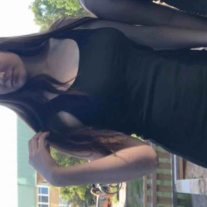  - Ribbad Basic klänning, går över knäna Figur nära