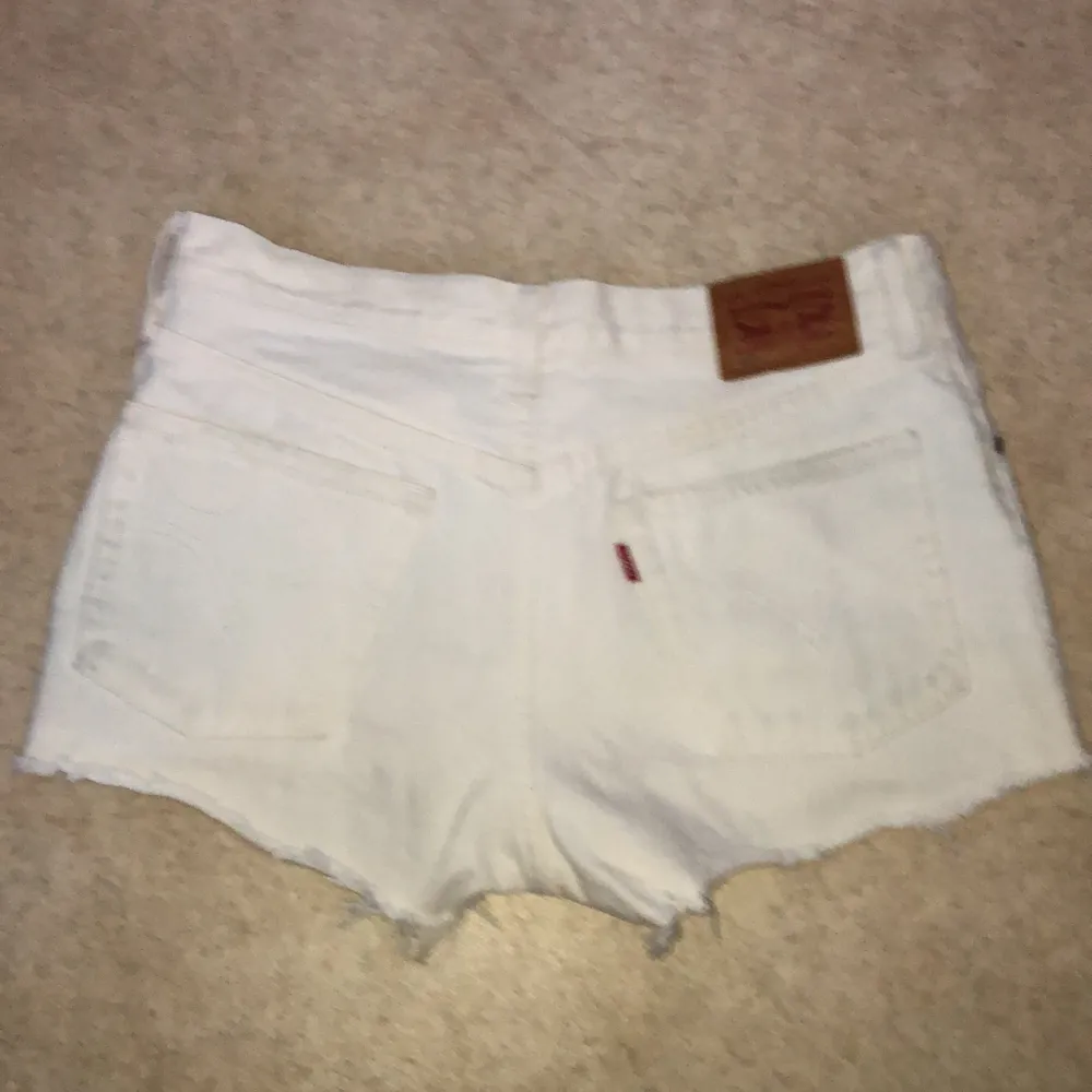 Vita levi’s shorts med slitningar modell 501, säljes eftersom de är för stora🌸aldrig använda endast provade💫frakt är inräknat, pris kan dock diskuteras. Shorts.