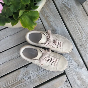 Adidas Stan Smith Bold - Stan Smith Bold i ljusrosa/beige, storlek 38! Inköpta i våras så inte använda så mkt, normalt slitage. 