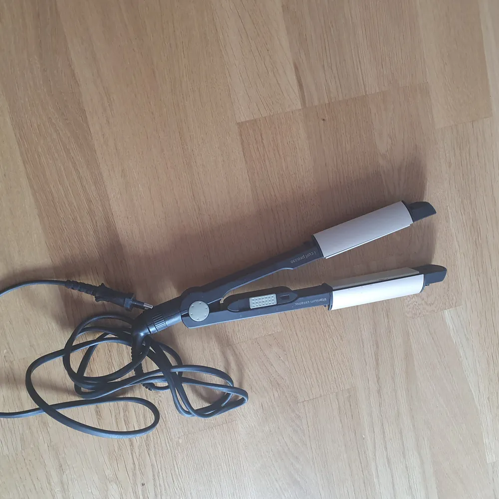 Babyliss titanium ceramic icurl pro230, works as a curling iron and a flatiron. . Accessoarer.