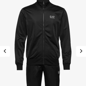 Ea7 dress - Samma som på bilden fast att ea7 märket är svart. En flaw på byxan se tredje bilden. Annars 9/10 con