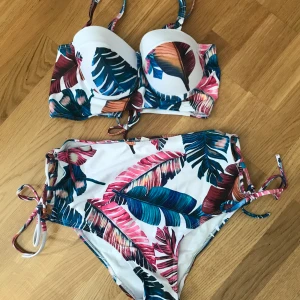 Oanvänd bikini - Helt oanvänd bikini säljes för halva priset. Ville egentligen returnera dom då dom är för små för mig men hemsidan ville ej ta emot returer för just badkläder. Hygienskyddslappen är kvar. 