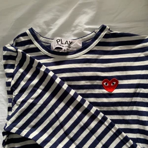 Comme des Garcons long sleeve  - Säljer min fina klassiska long sleeve från CDG! Köpt på NK för ca 1 250:- och den är i fint skick. Storlek S ”dam” men skulle säga att den är unisex. 