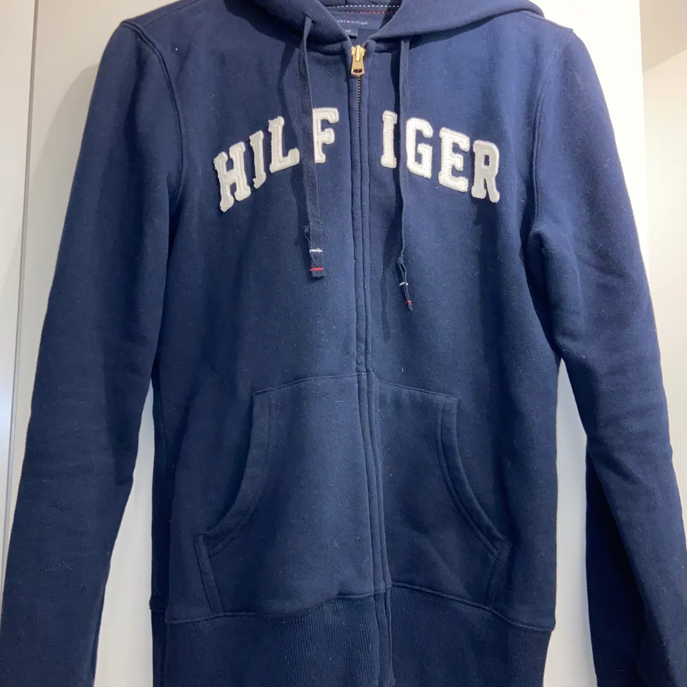 Tommy hilfiger tröja med dragkedja, knappt använd & bra skick. Hoodies.