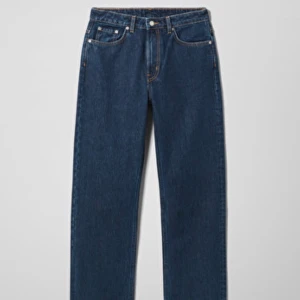 Oanvända jeans från weekday!! - Säljer dom här sjukt snygga jeansen från weekday i färgen river blue! Köpte fel storlek och har därför aldrig kommit till användning. Frakt ingår inte men vi kan dela på den i så fall🥰🥰🥰