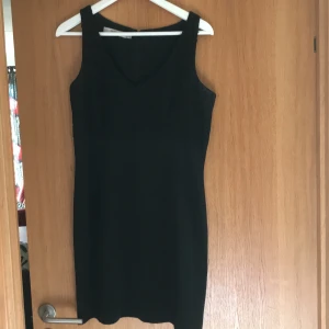 Svart klänning med spets. - Svart kort klänning med spetsdetaljer vid bysten. Säljes pga. För liten. Köpare står för frakt.