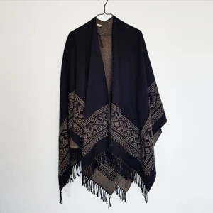 Poncho med brunt mönster  - Svart poncho med brunt mönster från Åhléns i one size. Köpt 2014 för 300 kr och säljs nu för 150 kr. Kan mötas upp i Stockholm eller skicka men köparen betalar frakt!🌻