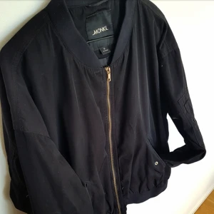 Svart bomberjacka från Monki  - Svart bomberjacka från Monki i strl XL(Men åt det mindre hållet). Köpt 2015 för 500 kr och säljer den nu för 200 kr. Kan mötas upp i Stockholm eller skicka men köparen betalar frakt!🌻