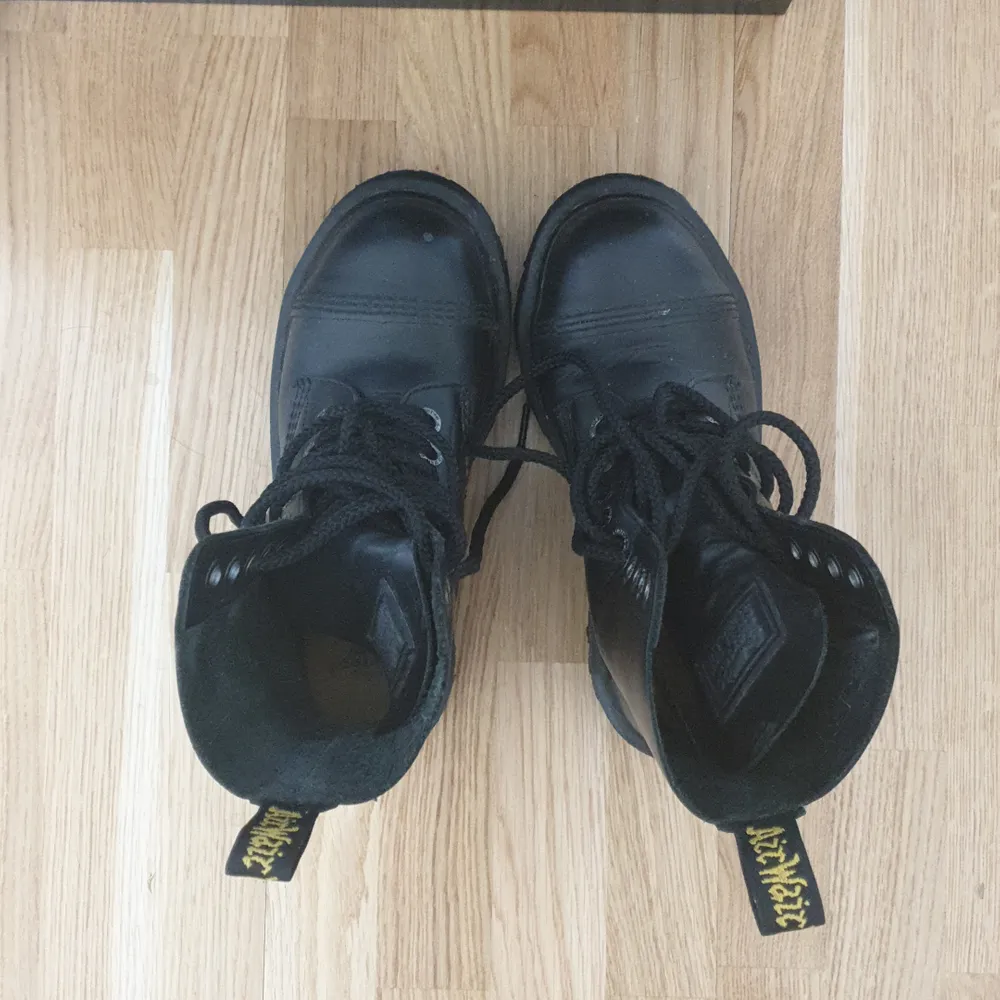 Selling my Doc Martens with steel toe caps, I've had them for a few years, but only wore them at concerts and festivals. Since I'm slowly getting rid of everything I have in leather, these have to go too. Message me if you're interested! 😊. Skor.