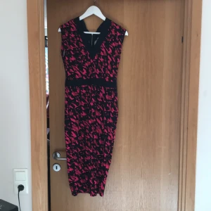 Mönstrad klänning - En utstickande klänning som kommer få uppmärksamheten att dras mot dig. Lite tight kring bakdelen passar annars fint på mig.