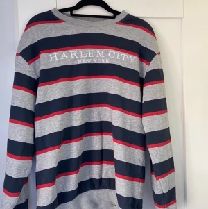 Sweatshirt med mönster - Sweatshirt med snyggt mönster. Som ny i storlek M. Från HM köpt för ett halvår sedan, den säljs för övrigt inte längre. Köpt för 300kr säljs för 70kr