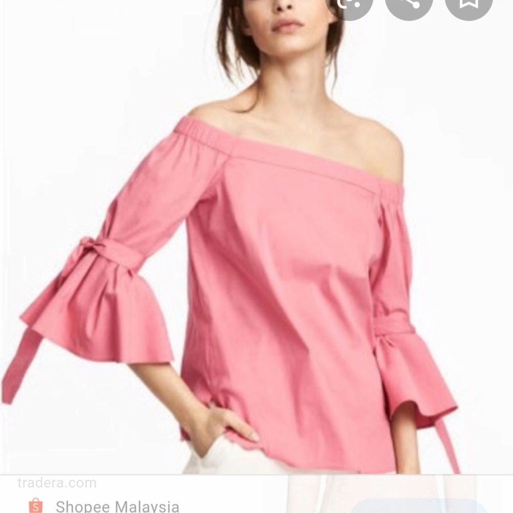 En rosa off shoulder med korta flare arms och knytsnören runt armen. Första bilden är från H&Ms sida och visar hur den sitter på. Använd typ två gånger så den är i fint skick, lite skrynklig men det fixar ett strykjärn. Möts upp i Lund eller fraktar. Toppar.