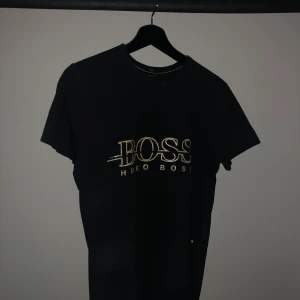Svart Hugo Boss t-shirt med guld - Regular Fit