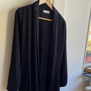 Samsøe Samsøe Kaftan - Lång kaftan, perfekt som jacka nu till vår/sommar! Slutar strax ovanför anklarna på mig som är 169cm. Kan skicka fler bilder om så önskas. Nyskick. Kan mötas upp i Sthlmsområdet, annars står köparen för frakt!