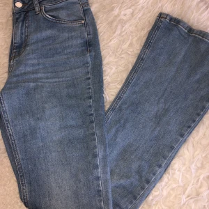 Bootcutjeans  - Ljusblåa bootcutjeans från Gina. Säljer då de blivit för korta. 