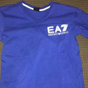 Armani T-shirt - A:A Armani t-shirt 200kr. Pris kan diskuteras 