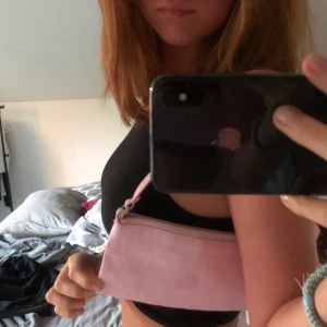 Trendig rosa väska - Superfin väska! Inprencip aldrig använd och i mycket bra skick. Pris kan diskuteras 