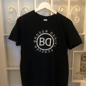 Broder Daniel bandtröja - Strl M. Gott skick. Kan skicka mot fraktkostnad (42 kr) ✌️