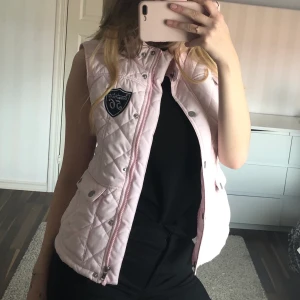 Vårjacka 🥵 - Super fin vår jacka när man ska ut med båten💕💕 bara att skriva ifall man är intresserad💕🤗