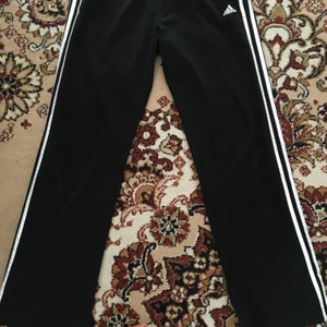 Adidas Byxor (BREDA) - Storlek S. Helt nya använd en gång. Köpt i UK. Byxorna är breda där nere. INGA hål eller något liknande. (Det är en ficka på bilden, inget hål) PRIS 500kr inte mer eller mindre 