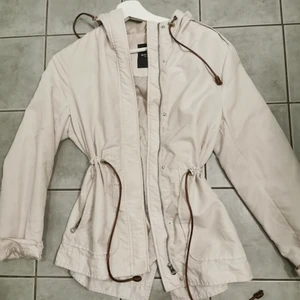 Jacka - Jätte söt jacka i ljusrosa färg. Justerbara resårband i midjan. Storlek s. Behöver tvättas för finns lite små fläckar på den. 