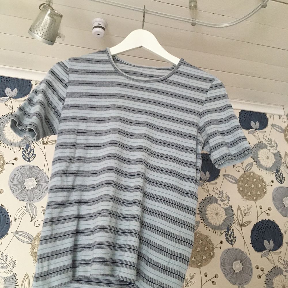 Köpt secondhand, men i gott skick💙 fraktar mot fraktkostnad!. T-shirts.