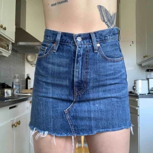 - Jeanskjol från levis. Bra skick! Kan mötas i Malmö/Växjö annars tillkommer frakt🌸