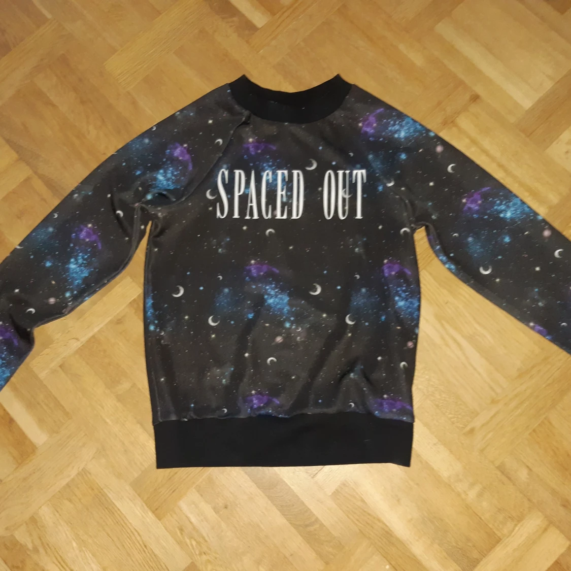 Spaced out tröja från H&M stl xs