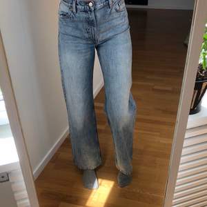Säljer mina supersnygga Monki ”Yoko” jeans pga jag aldrig använder dem. De är använda 1 gång och är som nya! Jag är 173cm och de är precis ner till fötterna. (Obs! Köparen står för frakten (88kr), betalning via swish!)