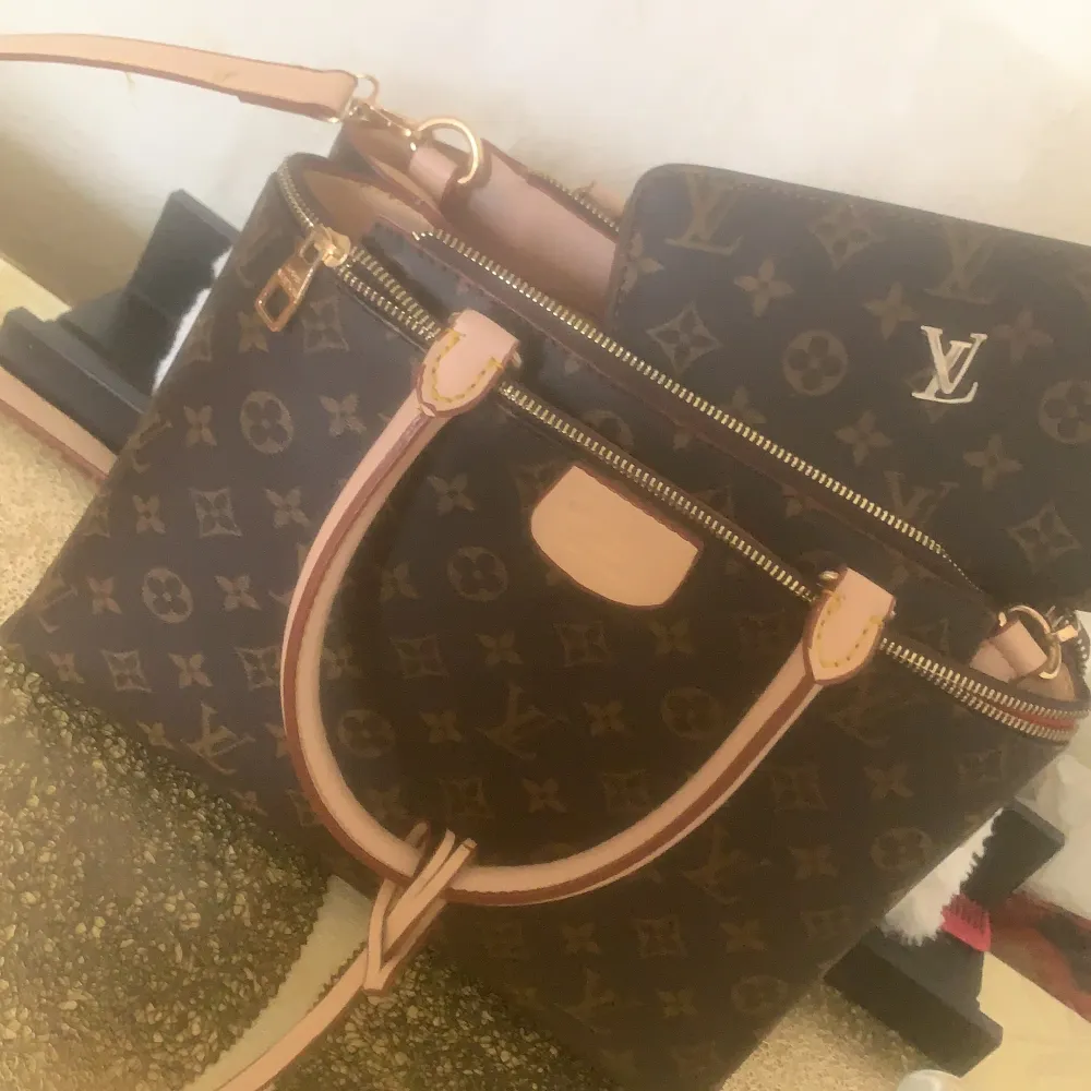 En Louis Vuitton väska och likadan plånbok. Accessoarer.