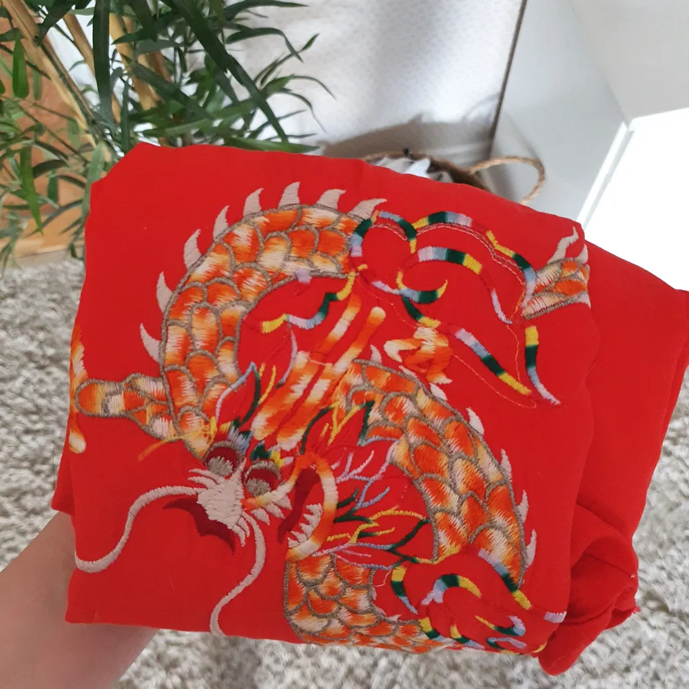 orangeröd kofta i kimonostil med 3/4-ärm och broderad drake på ryggen 🐉 den ser ganska lång ut på bilderna men går bara till rumpan, som en vanlig kofta liksom.. Tröjor & Koftor.