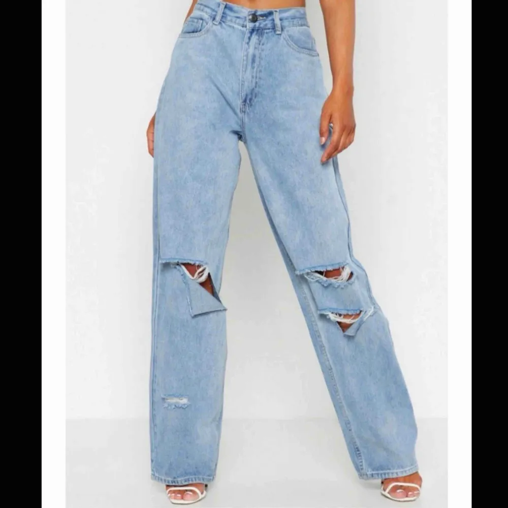 Säljer mina blåa jeans med hål i pågrund av att dom är för långa för mig. Använt ett få tal gånger men ser ut som nyskick. Kontakta mig för att köpa! ☺️ . Jeans & Byxor.