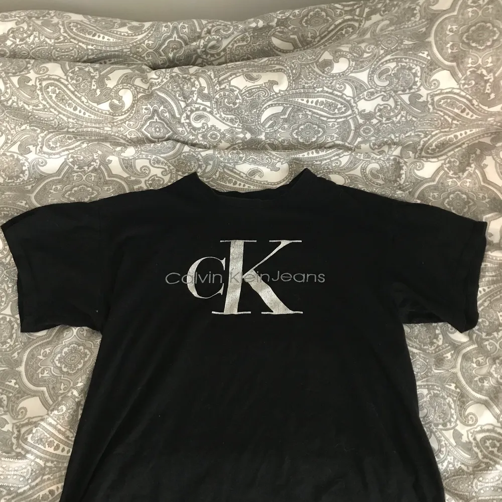 En svin cool svart herr Calvin Klein t-shirt . Knappt använd och sitter svin snyggt på mig som  xs/s tröjan är stl M men som sagt, passa även mig bra💖💖. T-shirts.