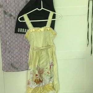 Lolita klänning - En gul lolitaklänning med gulliga tryck och rosetter, den är i bra skick och den är hel och ren, liten storlek xss-XS
