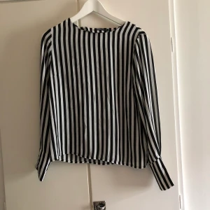 Blus från Ginatricote storlek s 30 krono - Fin blus från Gina 