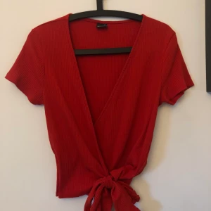 Omlott T-shirt från Gina. - En jättefin omlott T-shirt med rosett. Från Gina. Använd några gånger. Storlek M. Nypris:199