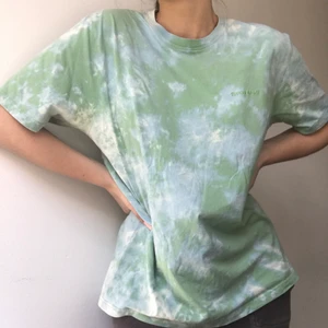 Oversized tie dye tröja - Trendig Tie Dye tröja i såå fina färger. Sizen är oversized på mig som brukar bära S. Perfekt skick. ÄLSKAR! Tänk denna i sommar liksom 😍 frakt på 42 kr annars möts vi på söder. 