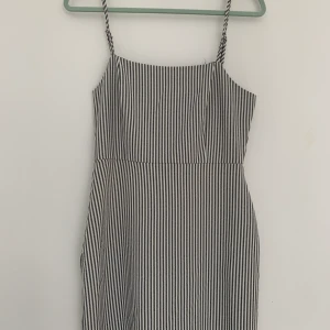Klänning  - Pull and bear klänning storlek 26 (xs), aldrig använd fint skick!!🥰