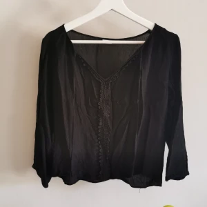 Blus från Vero Moda - Blus från Vero Moda med många detaljer, samt snöre i fram. I bra skick. Köparen står för frakt. 
