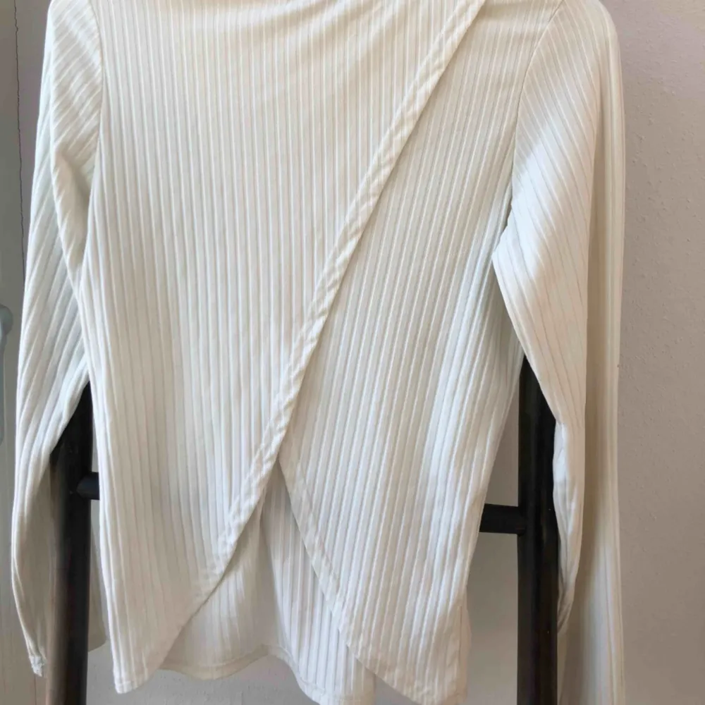 Säljer denna super bekväma och fina tröjan med en unik rygg! 💛 Materialet är super stretchigt och så bekvämt.. Toppar.