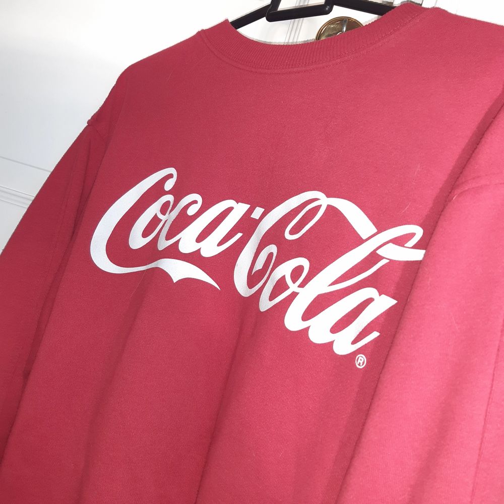 Säljer min supercoola Coca Cola sweatshirt i strl S/M. Kan mötas upp i Uppsala annars står köparen för frakt.🥰. Tröjor & Koftor.
