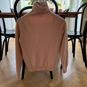 Kashmirtröja polo Uniqlo - Använd ett fåtal gånger. Fint skick. 100% Kashmir. Lite tight i storleken, beror hur man vill att den ska sitta men funkar både till XS och S.