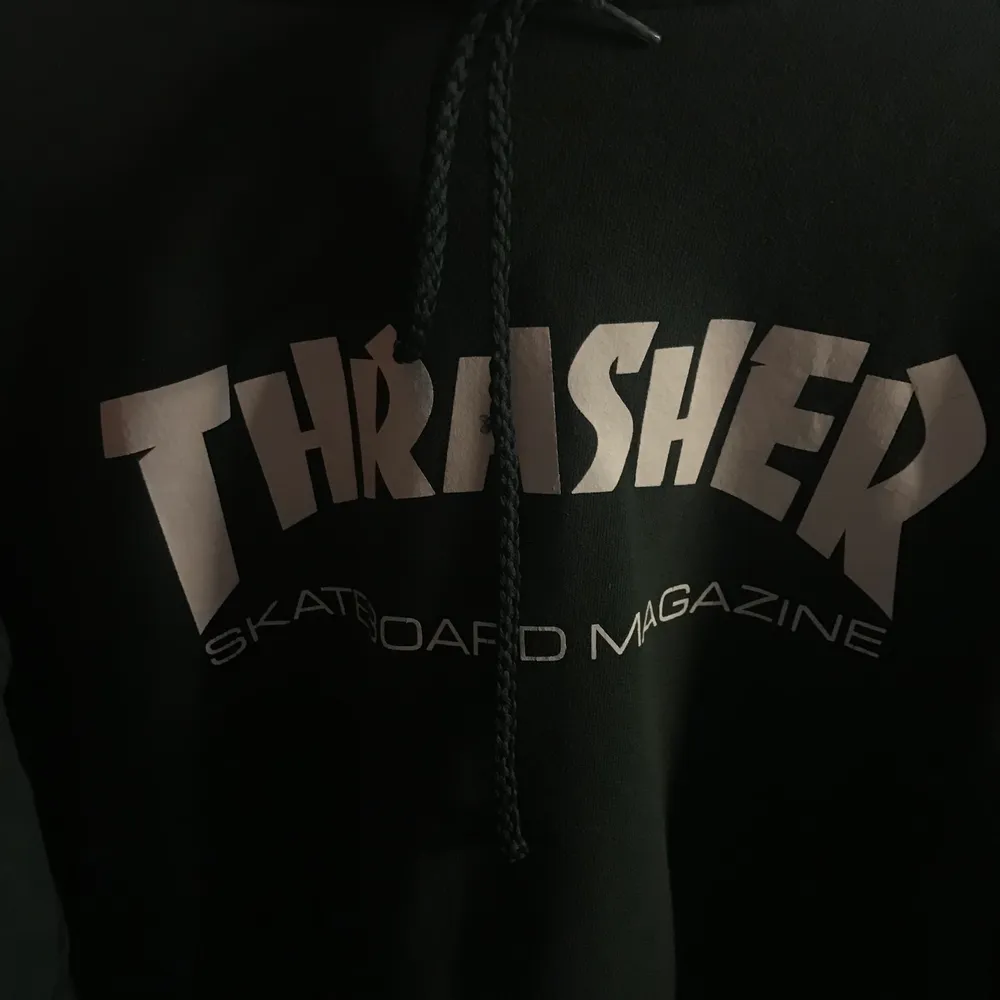 Säljer min hoodie från Thrasher då jag inte använder den längre:( Passar både S-M. En liten fläck som knappt syns på framsidan & ena snöret är lite defekt men annars felfri! Frakt på 69kr tillkommer!:)💚. Hoodies.