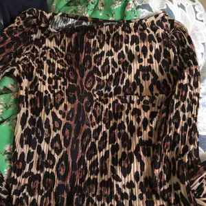 Säljer en jätte jätte jättefin leopard blus, möts upp eller så tillkommer frakt på 70 kr . 
